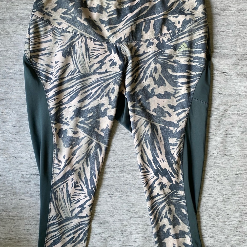 adidas multi sport Cropped high rise tight Zoe Saldana Green and Light Gray 4X